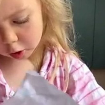 La mamá le tiró un dibujo a la basura y la nena de 3 años le dijo: "Ahora vas a tener problemas"
