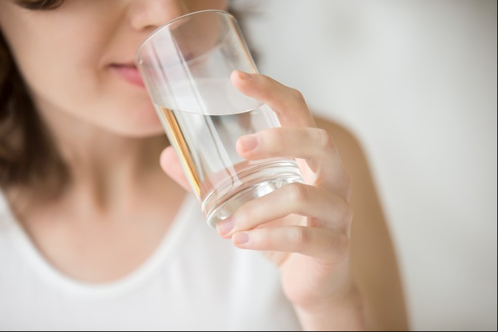 La adecuada hidratación es una de las medidas de prevención que se indican. Foto Shutterstock.