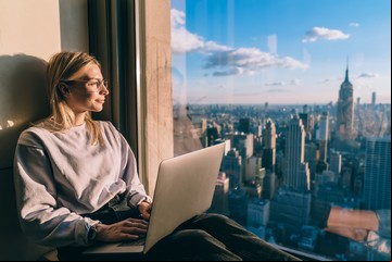 Cuáles son las carreras que te permiten trabajar desde cualquier lugar del mundo y ganar en dólares