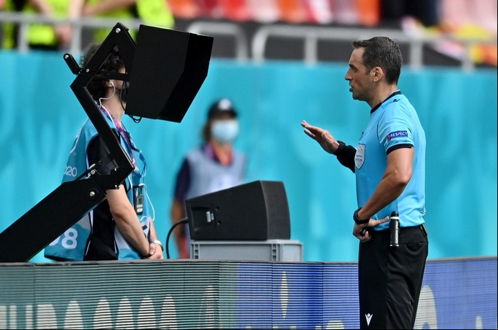 Rapallini fue alertado del penal a favor de Ucrania por el VAR. Foto REUTERS/Daniel Mihailescu