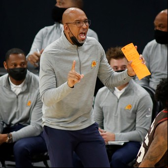 Pudo morir jugando, pensó en quitarse la vida y quedó viudo: la resiliencia de Monty Williams, el padre de los Phoenix Suns