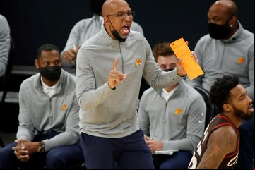 Pudo morir jugando, pensó en quitarse la vida y quedó viudo: la resiliencia de Monty Williams, el padre de los Phoenix Suns