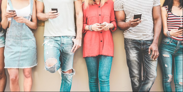 Los jóvenes candidatos utilizan también las redes sociales para obtener más información sobre quienes los van a entrevistar. Foto: Shutterstock.