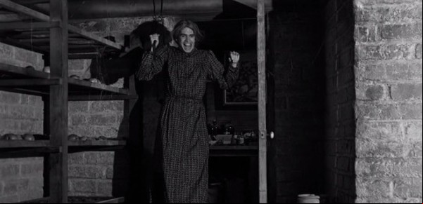 Norman Bates visita el cementerio