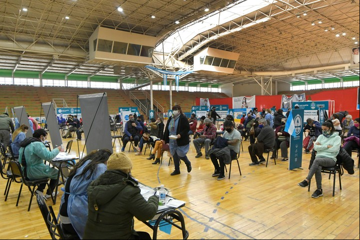 La mitad de los mayores de 20 años del país ya recibió al menos una dosis en el marco del plan de vacunación. Foto: Orlando Pelichotti / Los Andes
