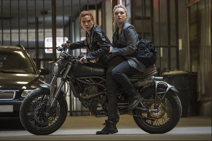 Con Florence Pugh, su hermana en la ficción de "Black Widow". Foto Marvel/Disney