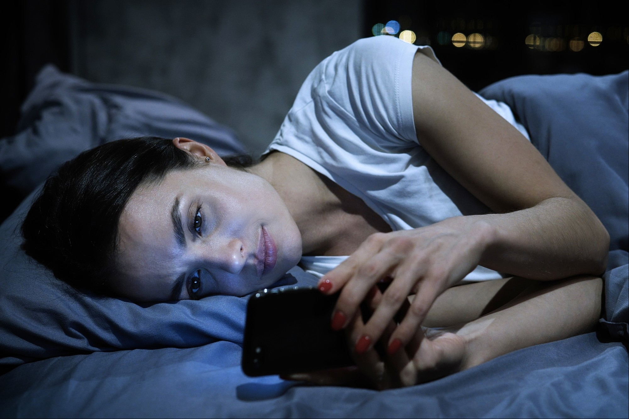 Desintoxicación digital. Recomiendan dejar de revisar el móvil una hora antes de dormir. Foto: Shutterstock.