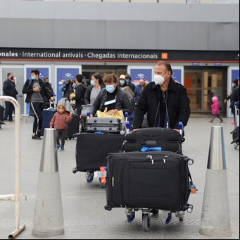 Viajes: qué impuesto cobra la AFIP por traer productos del exterior y cuáles son las excepciones