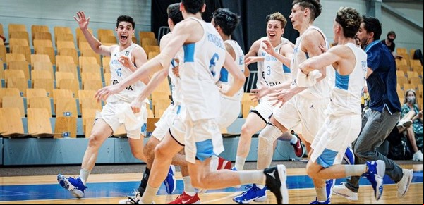 El increíble tiro sobre la chicharra "a lo Ginóbili" del Sub-19 de Argentina que enloqueció a Sergio Hernández y Luis Scola