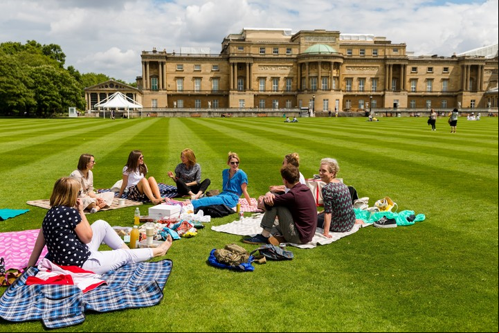Gente de picnic en los jardines de Buckingham. Foto: EFE/ archivo