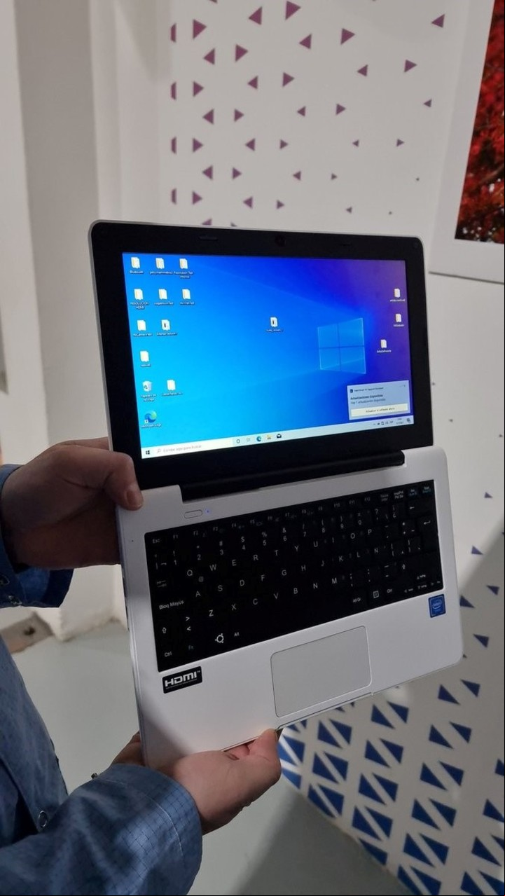 La netbook que llegará a los alumnos de colegios secundarios del país. Foto: @hmarmol.