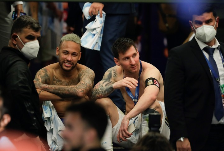 Ney y Leo, tras la final que Argentina le ganó a Brasil en el Maracaná.
Foto: EFE