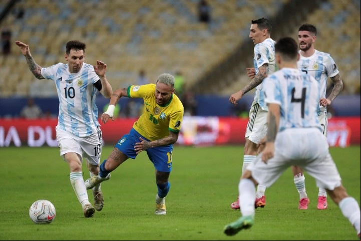El gran clásico del fútbol, Argentina-Brasil, es un duelo "latinoamericano" y "iberoamericano". Pero no es un duelo hispanoamericano, porque Brasil no fue colonia española./ EFE/Antonio Lacerda.