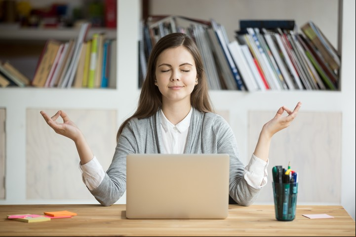 Si bien suele asociarse a la posición sentada, la meditación puede practicarse un situaciones cotidianas. Foto Shutterstock.