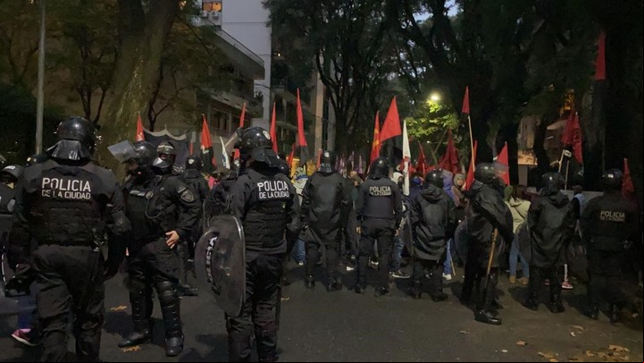 La Policía de la Ciudad armó un cordón frente a la embajada de Cuba en Buenos Aires, este miércoles 14 de julio de 2021, para impedir que choquen los manifestantes que marcharon en contra y a favor del régimen cubano.