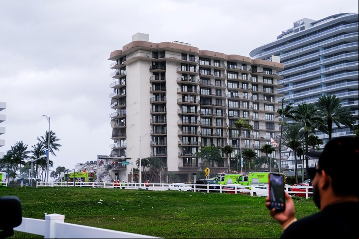Equipos de emergencia evalúan los escombros horas después de que gran parte de Champlain Towers South se derrumbara. Foto María Alejandra Cardona/The New York Times.