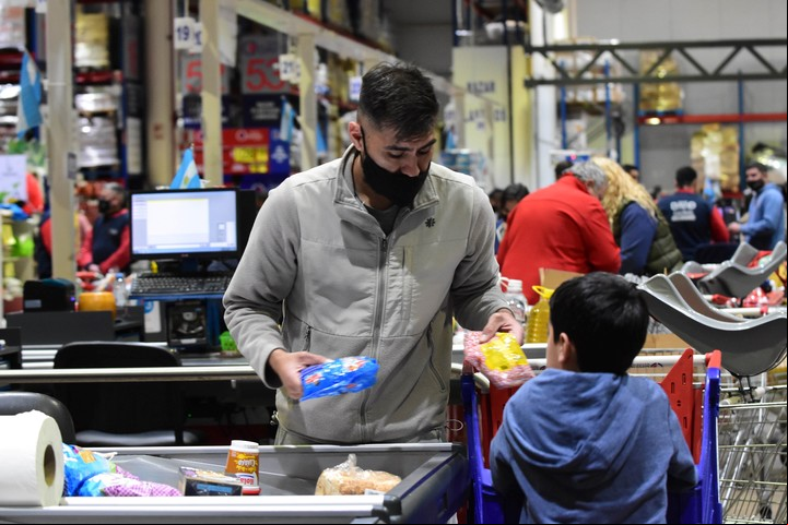 Aconsejan chequear siempre que lo cobrado en la caja del súper sea igual a lo que se prometía en góndola. Foto: Mariana Villa/Los Andes.