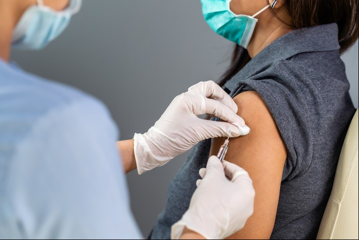 Todas las vacunas que se aplican en el país cuentan con pruebas de seguirdad, resalta la AAMR.  Foto Shutterstock.