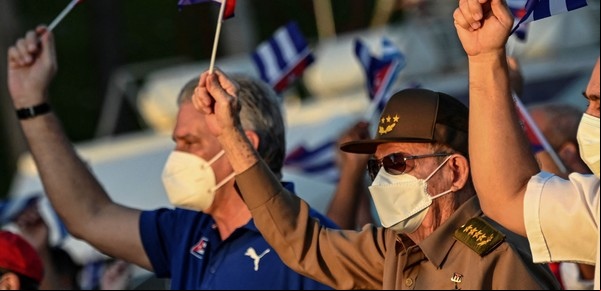 El régimen de Cuba muestra músculo en una marcha encabezada por Raúl Castro