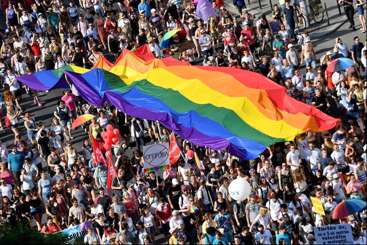 Marcha del Orgullo. Foto ATTILA KISBENEDEK / AFP