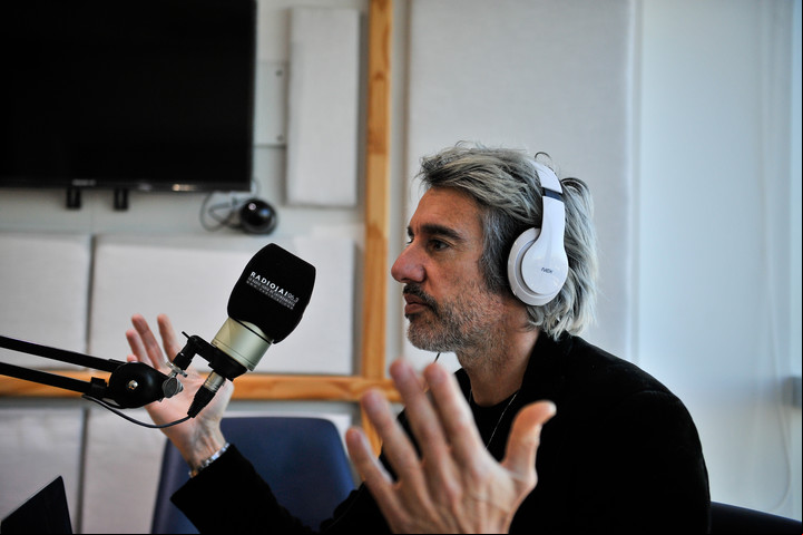 Noah, ex Nino Dolce, en su programa de radio "Teshuveros" en JAI 96.3. Maxi Failla
