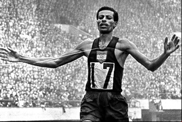 Abebe Bikila: la leyenda de los pies de acero que ganó descalzo un maratón olímpico