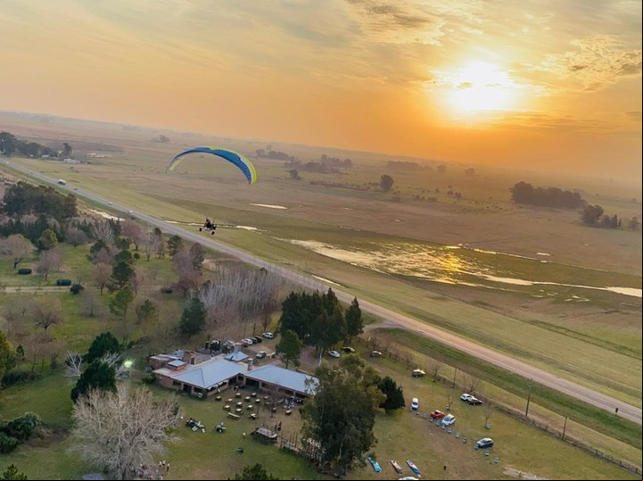 Vista aérea del restaurante de campo Don Cipriano, en Cañuelas, donde se puede almorzar un buen asado y volar en paratrike.