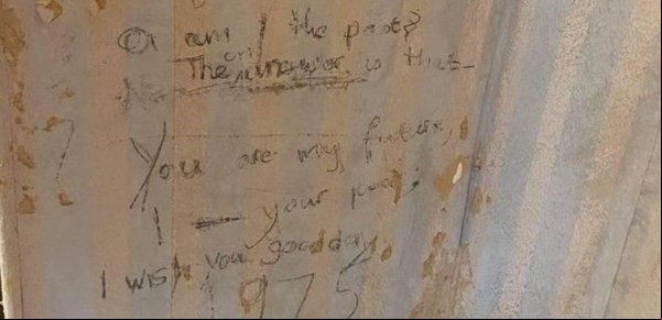 Cambian el empapelado de su nueva casa y encuentran un inquietante mensaje de hace 50 años
