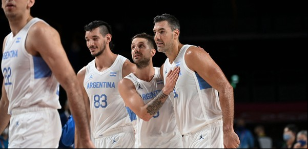 Tokio 2020: la jugada en que Luis Scola se tiró de cabeza por una pelota y emocionó con su compromiso