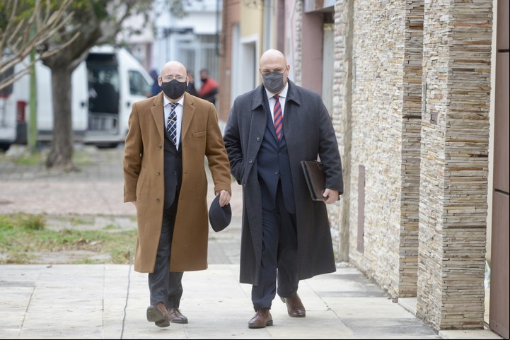 Fernando Soto (izquierda) llega a la fiscalía junto a Martín Sarubbi. Ambos abogados defienden al policia que le disparó a "Chano". Foto: Andrés D’Elia