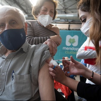 Omicron recargada: tres datos inquietantes de la vacunación a 18 meses del primer pinchazo en el país