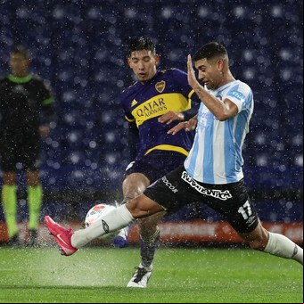 Boca y Argentinos empataron en un partido que tuvo más protagonismo de la lluvia que del fútbol