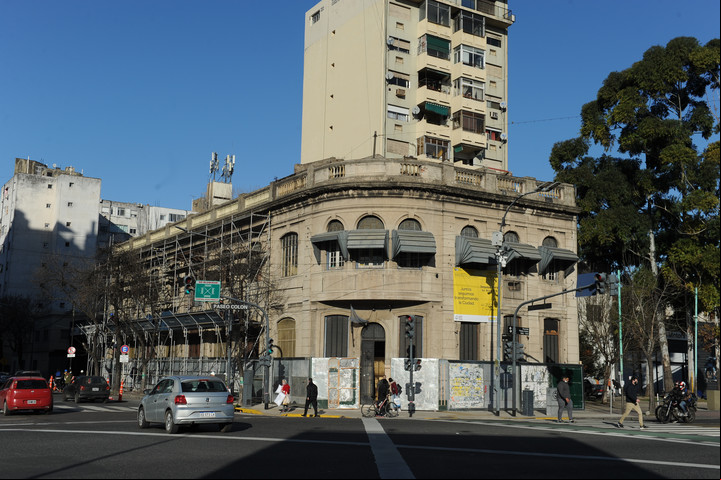 El edificio de la Escuela Taller del Casco Histórico en Brasil y Paseo Colón. La demolición estuvo frenada por un recurso de amparo.
Foto Juano Tesone