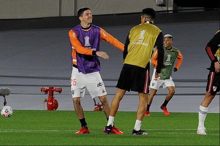 El abrazo entre Nacho Fernández y Enzo Pérez (Prensa River).