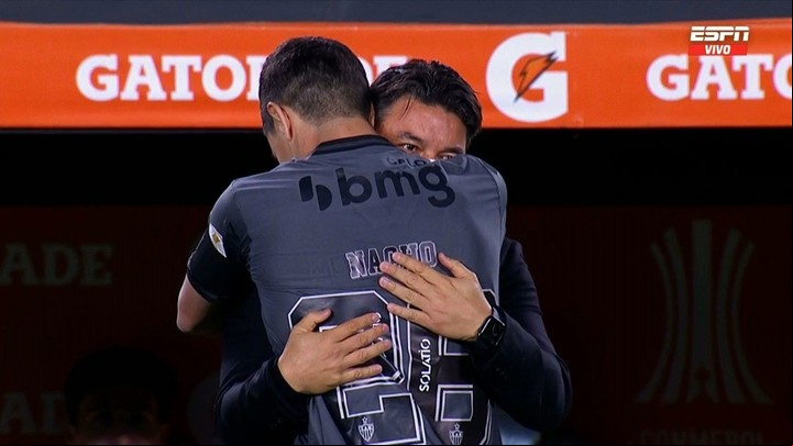 Afectuoso saludo con el DT que más lo hizo crecer (captura tv).