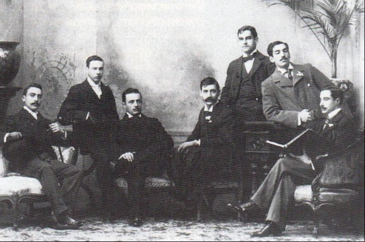 Graduados de la Facultad de Derecho de la UBA, 1895. En ella se ve a dos de los graduados más célebres de toda la historia de la UBA. Segundo desde la derecha, aparece Macedonio Fernández. Y cuarto, desde la izquierda, aparece el abogado y profesor de filosofía Jorge Guillermo Borges, el padre de Georgie.