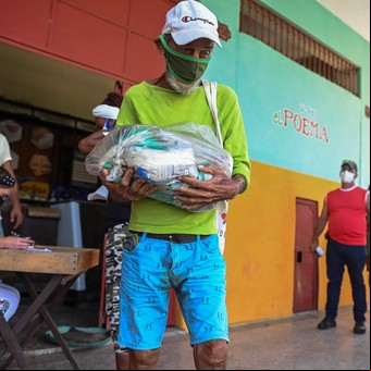 Ahogadas por la crisis, las familias de Cuba sobreviven con alimentos donados por otros países