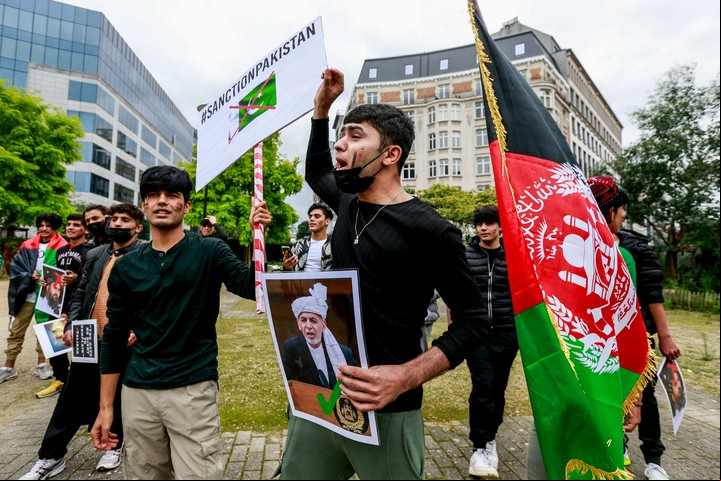 La gente se reúne frente a las instituciones europeas en apoyo del pueblo afgano en Bruselas, Bélgica. Foto: EFE