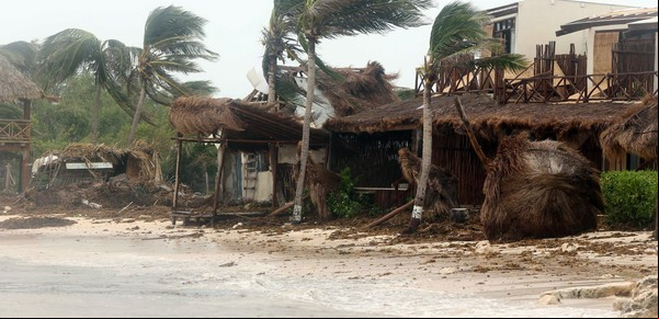 El huracán Grace causa estragos en la Riviera Maya de México: volaron techos y miles de personas no tienen luz