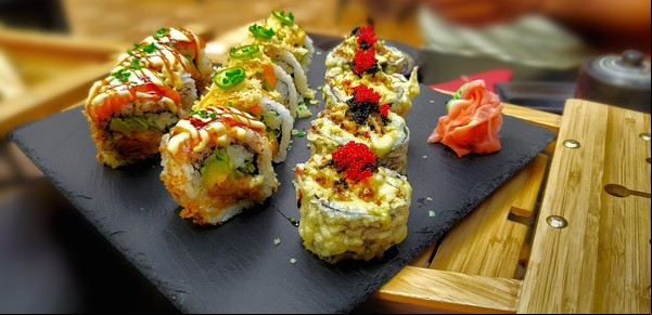 Cenaron sushi, gastaron 36 mil pesos y dejaron 100 de propina: la reacción de la camarera