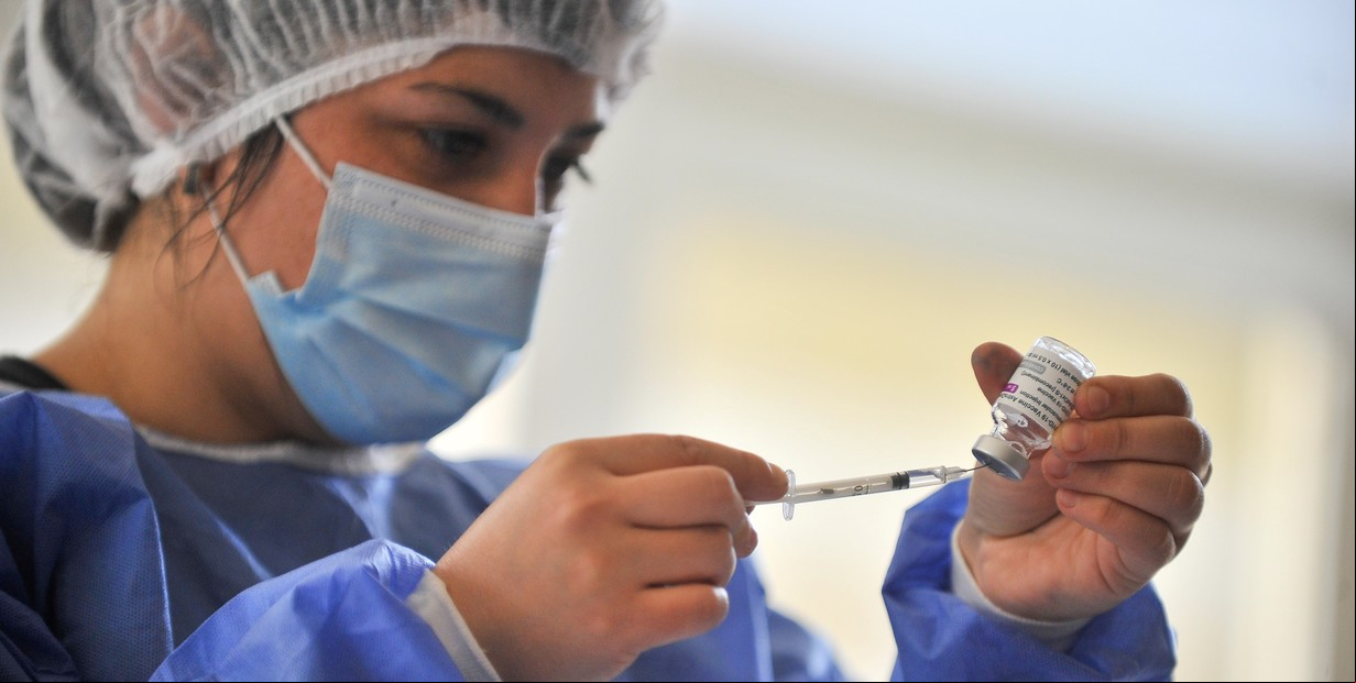 AstraZeneca itió casos de trombosis con su vacuna contra el Covid, pero explican por qué hoy no hay riesgos