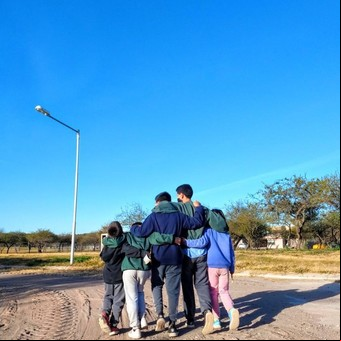 Los "quintillizos": la historia de la pareja que adoptó a 5 hermanos