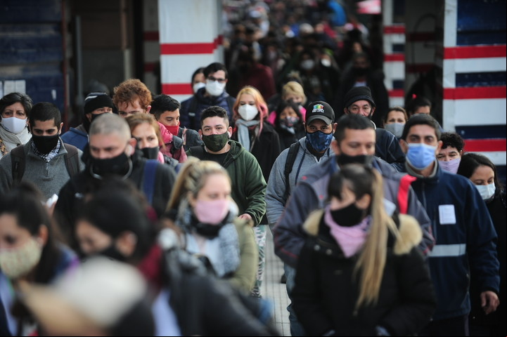 Barbijos en la estación Constitucion. Las restricciones por el Covid derivaron en estrés, ansiedad y depresión. Foto German García Adrasti