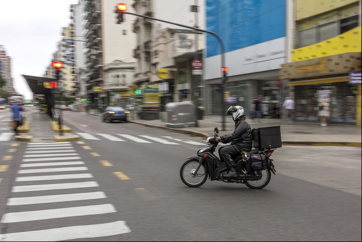 En motos, bicis y camionetas, los repartidores llegan a veces a puertas en las que nadie contesta. Foto: Bloomberg.