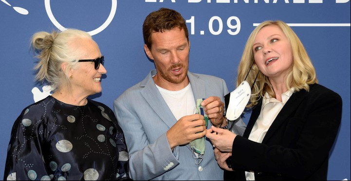 La neozelandesa Jane Campion, con el británico Benedict Cumberbatch y la estadounidense Kirsten Dunst: "El poder del perro" es favorita. Foto ANSA