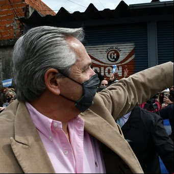 El presidente vigilado: perdió la confianza del kirchnerismo y Máximo gana injerencia en la gestión de Gobierno