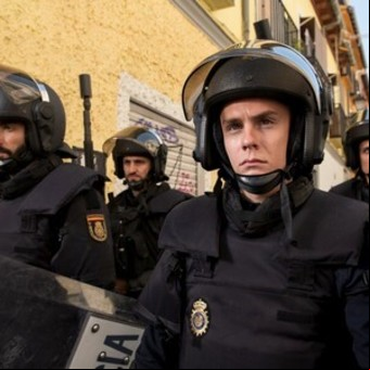 Antidisturbios: la serie española que muestra un desalojo, pero no quiere que te muevas de donde estás