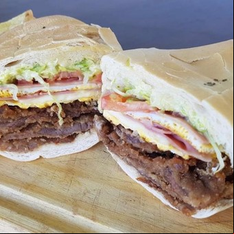 Sándwich de milanesa tucumano