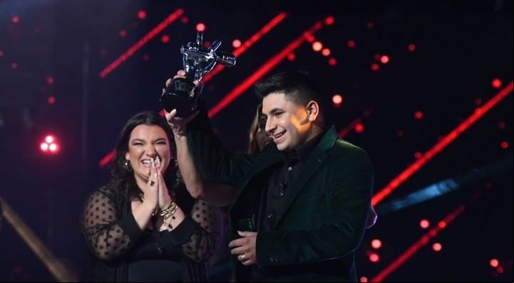Francisco Benítez se consagró como el ganador de "La Voz Argentina". Aquí, junto a Luz Gaggi, la otra finalista.