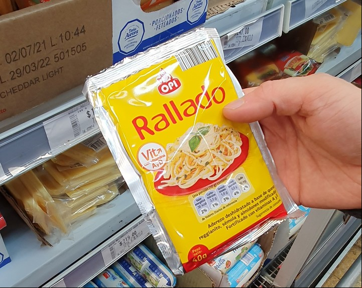 Parece queso rallado, pero en realidad es un "aderezo" con otros ingredientes.